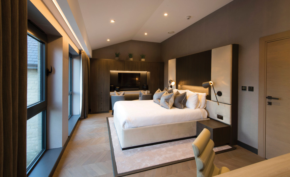 Стильный дизайн: гостевая спальня среднего размера, (комната для гостей) в современном стиле с коричневыми стенами, светлым паркетным полом, серым полом и обоями на стенах - последний тренд