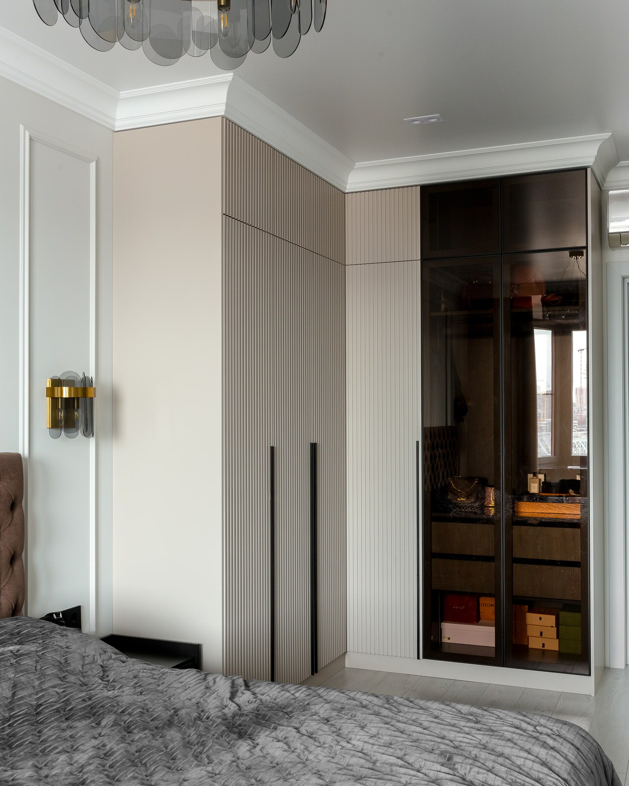 Прикроватные тумбы и шкаф-гардеробная в спальне