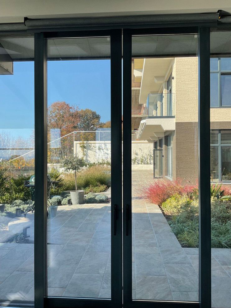 В лучах южного солнца.