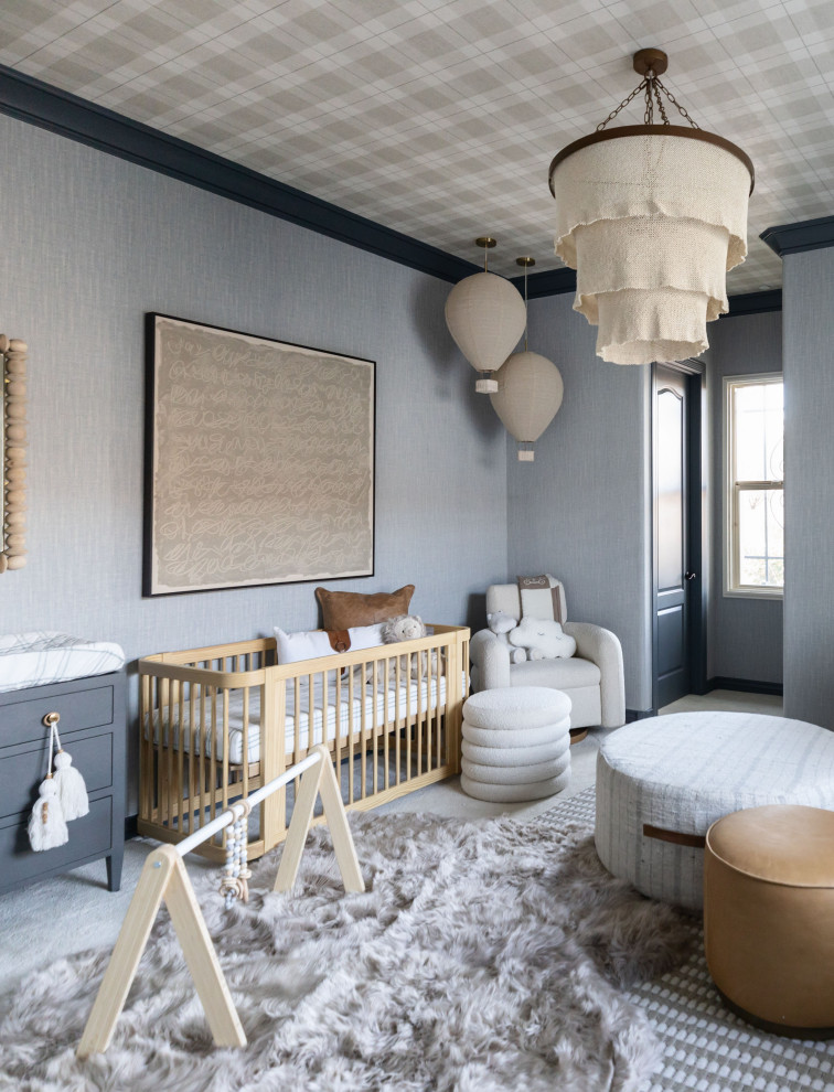 Ispirazione per una grande cameretta per neonato costiera con pareti blu, moquette, pavimento beige, soffitto in carta da parati e carta da parati