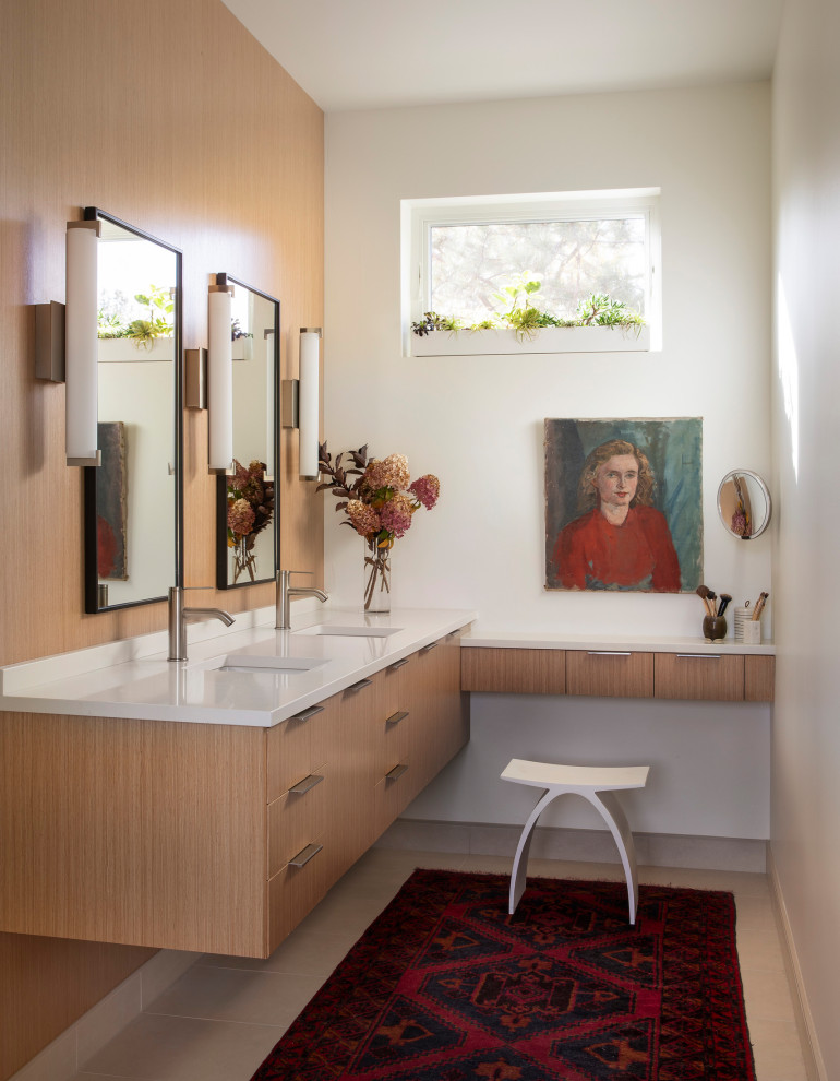 Mid-Century Badezimmer En Suite mit hellen Holzschränken, Doppelwaschbecken und eingebautem Waschtisch in Sonstige
