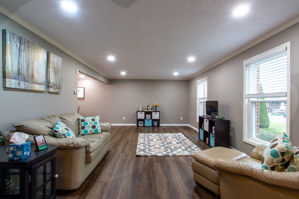 Immagine di un soggiorno design di medie dimensioni e aperto con pareti beige, pavimento in vinile, nessun camino e pavimento marrone