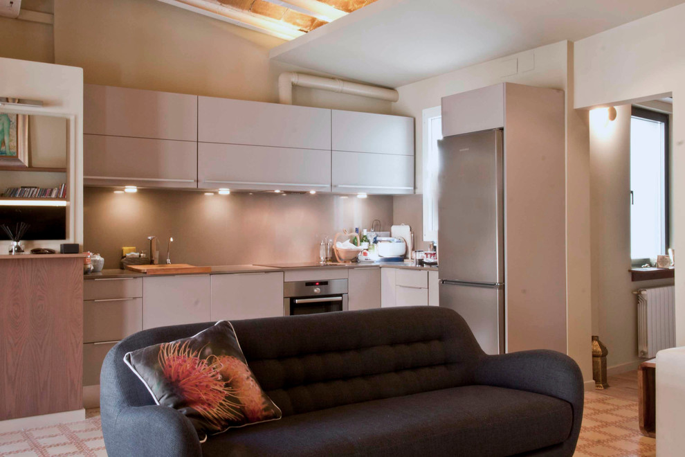 Diseño de comedor de cocina tradicional renovado de tamaño medio sin chimenea con paredes beige y suelo de baldosas de cerámica