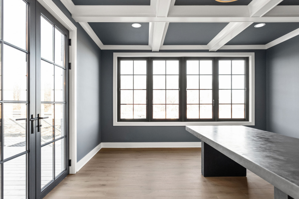 Foto di un grande ufficio moderno con pareti grigie, parquet chiaro, scrivania autoportante, pavimento multicolore e soffitto a cassettoni