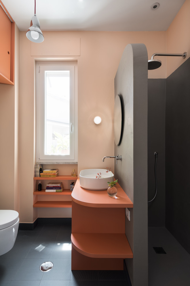 Идея дизайна: маленькая ванная комната в современном стиле с плоскими фасадами, раздельным унитазом, настольной раковиной, столешницей из дерева, оранжевыми фасадами, душем в нише, бежевыми стенами, полом из керамогранита, душевой кабиной, синим полом, открытым душем, оранжевой столешницей, тумбой под одну раковину и напольной тумбой для на участке и в саду