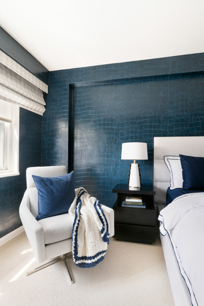 Стильный дизайн: большая хозяйская спальня в современном стиле с синими стенами, ковровым покрытием, бежевым полом и обоями на стенах - последний тренд