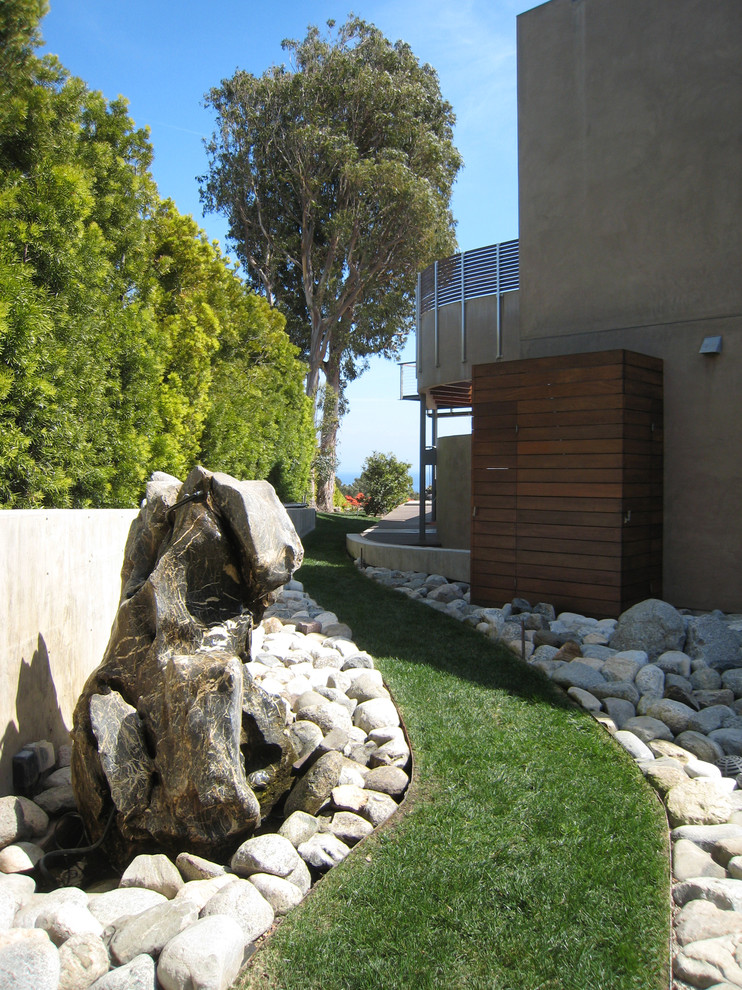 Mid-sized modern courtyard partial sun garden in Los Angeles with gravel and with lawn edging for spring.