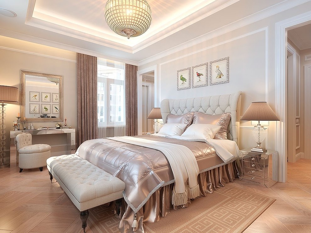 У Ростральных колонн