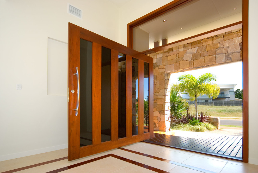 Photo of an asian entryway in Brisbane with white walls.