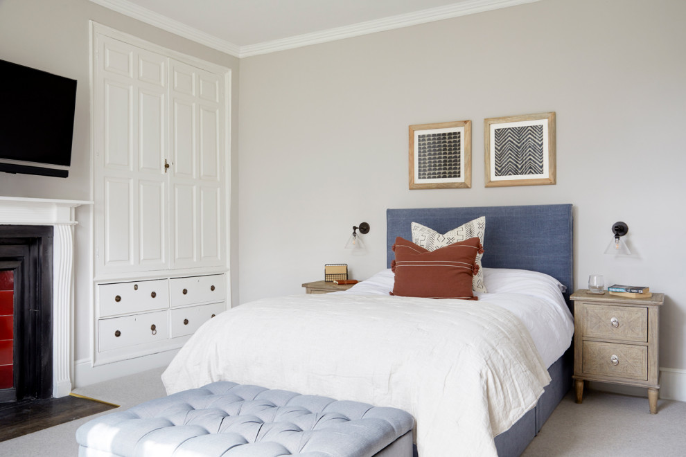 Immagine di una camera da letto chic di medie dimensioni con pareti bianche, moquette e camino classico