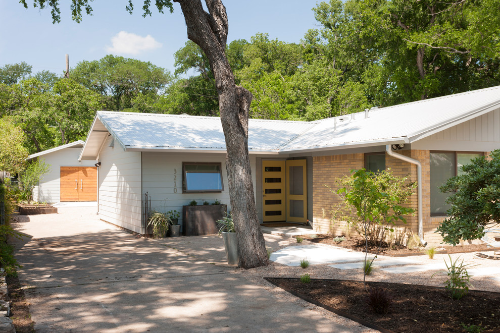 Midcentury one-storey exterior in Austin with a gable roof.