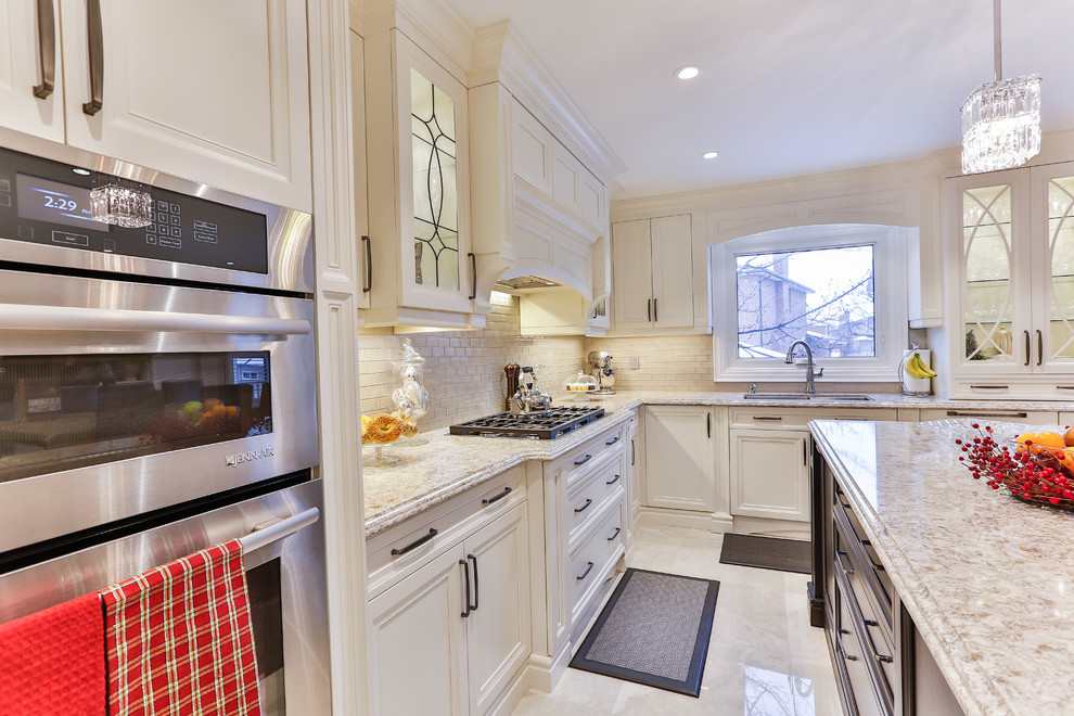 Inspiration for a transitional kitchen remodel in Toronto
