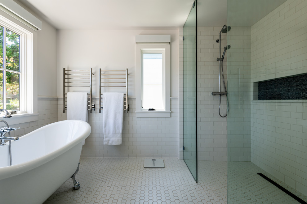 Стильный дизайн: большая главная ванная комната в стиле неоклассика (современная классика) с ванной на ножках, душевой комнатой, белой плиткой, плиткой кабанчик, белыми стенами, полом из керамогранита и белым полом - последний тренд