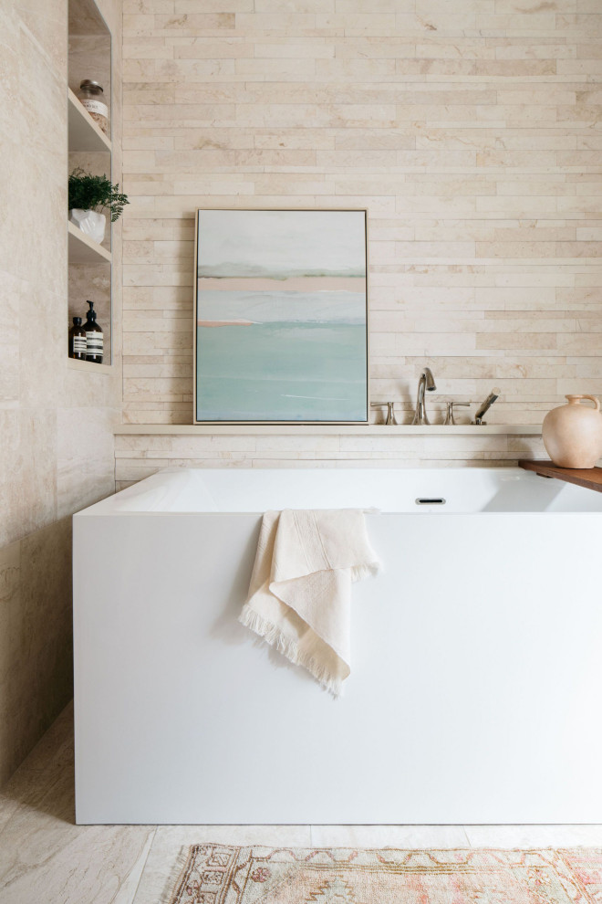 Cette image montre une salle de bain traditionnelle en bois brun avec du carrelage en pierre calcaire, une niche et meuble-lavabo encastré.