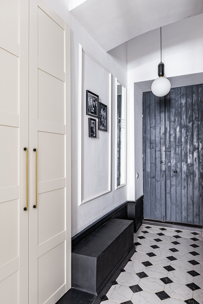 Пример оригинального дизайна: узкий коридор среднего размера в стиле ретро с белыми стенами, полом из керамической плитки и белым полом