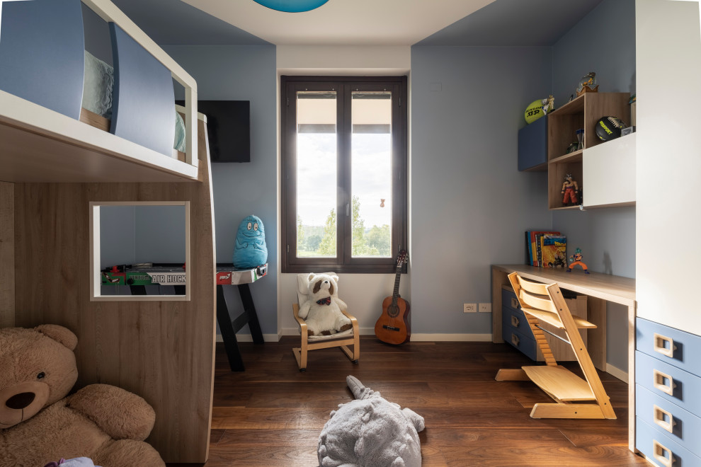 Idéer för ett stort modernt pojkrum kombinerat med sovrum och för 4-10-åringar, med vita väggar, mörkt trägolv och brunt golv