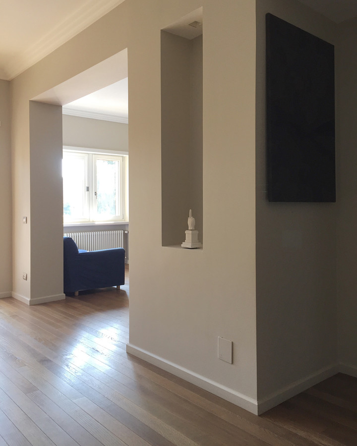 Ispirazione per un soggiorno minimal di medie dimensioni con pareti beige e pavimento in legno massello medio