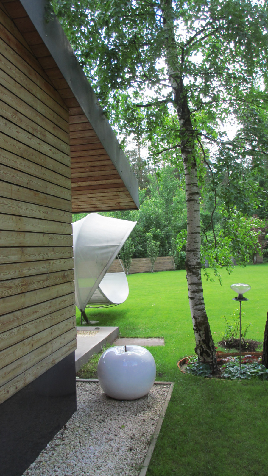 Дом в соснах у пруда