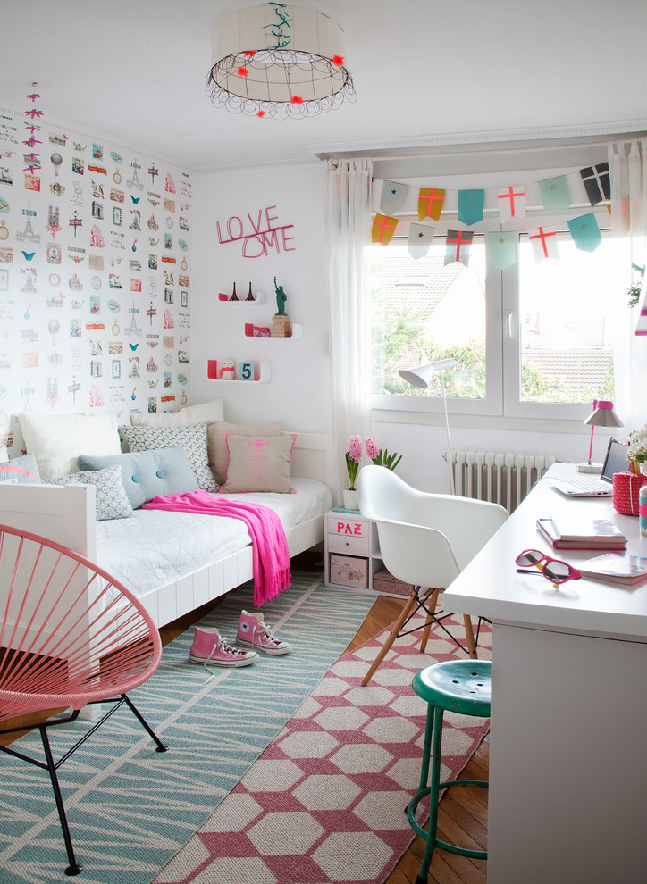Inspiration for a mid-sized scandinavian kids' bedroom for kids 4-10 years old and girls in Madrid with white walls and medium hardwood floors.