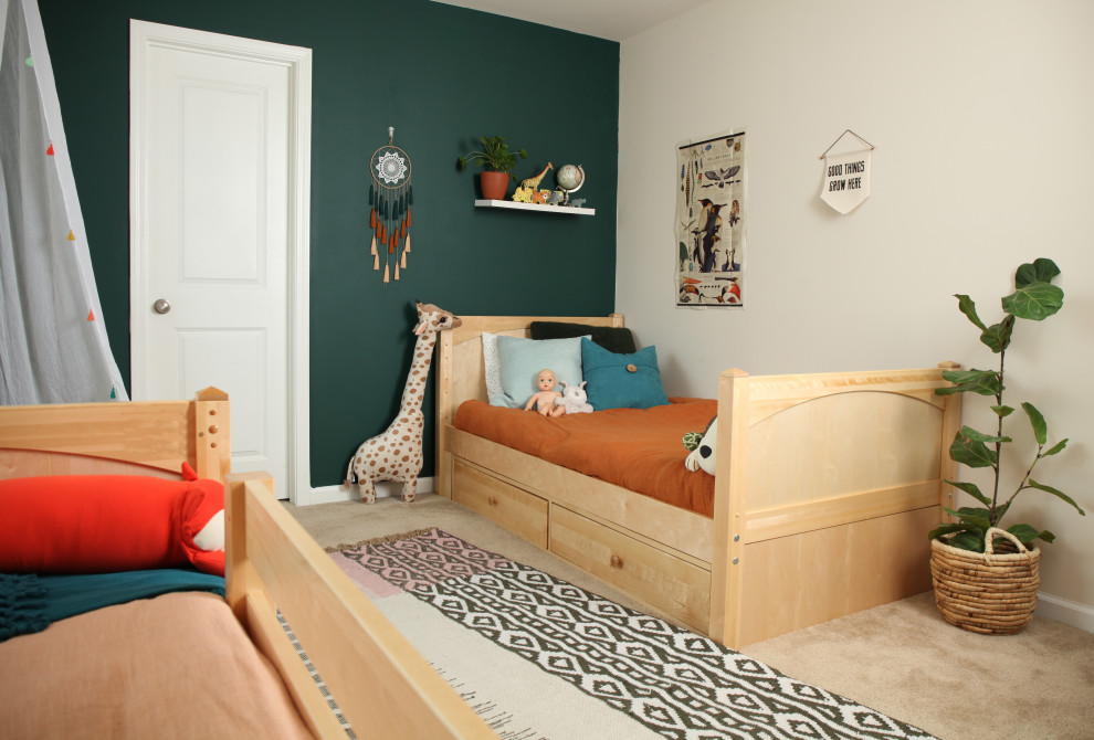 Идея дизайна: маленькая нейтральная детская в стиле модернизм с спальным местом и зелеными стенами для на участке и в саду, ребенка от 1 до 3 лет