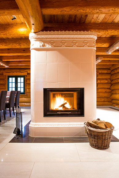 imposanter Kachelofen im Holzhaus traditional-living-room
