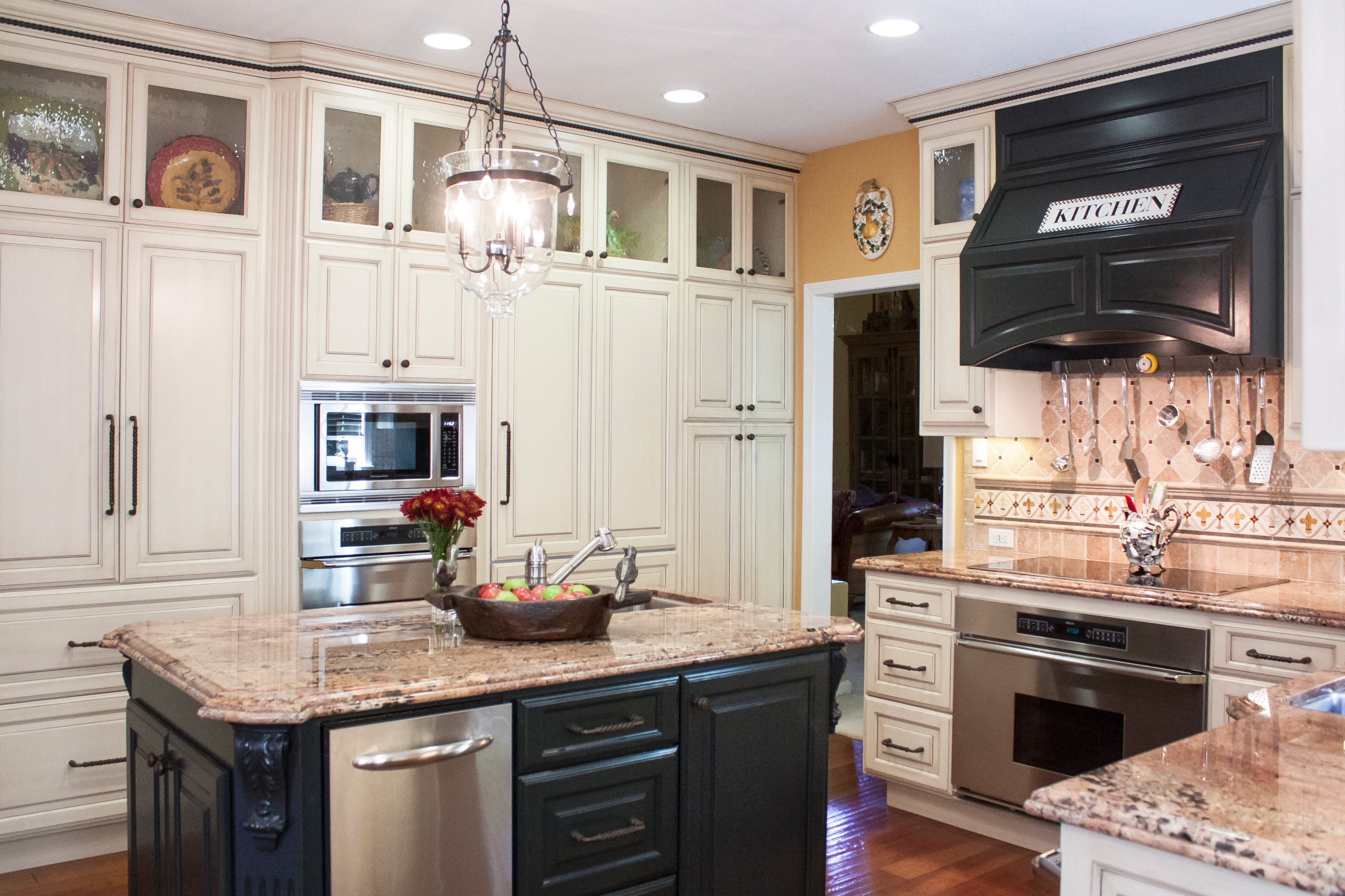 Traditional White, Gold and Black Kitchen