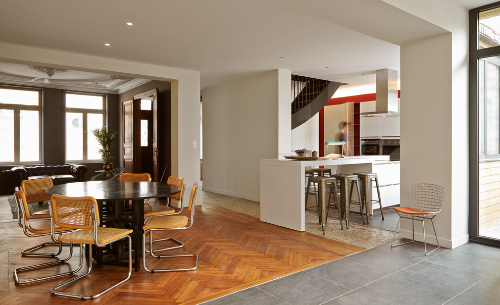 Inspiration for a large eclectic open plan dining in Lille with white walls and medium hardwood floors.