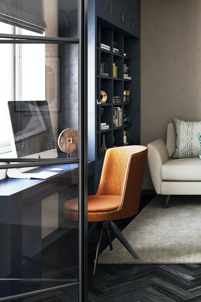 Kleines Modernes Arbeitszimmer mit Arbeitsplatz, beiger Wandfarbe, dunklem Holzboden, Einbau-Schreibtisch und schwarzem Boden in London