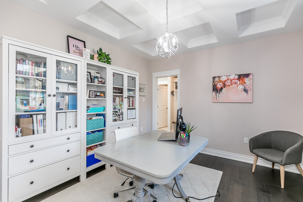 Esempio di un ufficio chic di medie dimensioni con pareti beige, parquet scuro, scrivania autoportante, pavimento marrone e soffitto a cassettoni