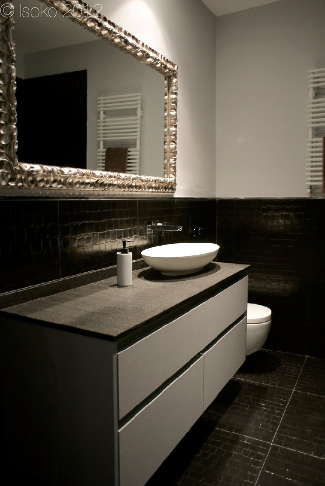 This is an example of a contemporary bathroom in Madrid.