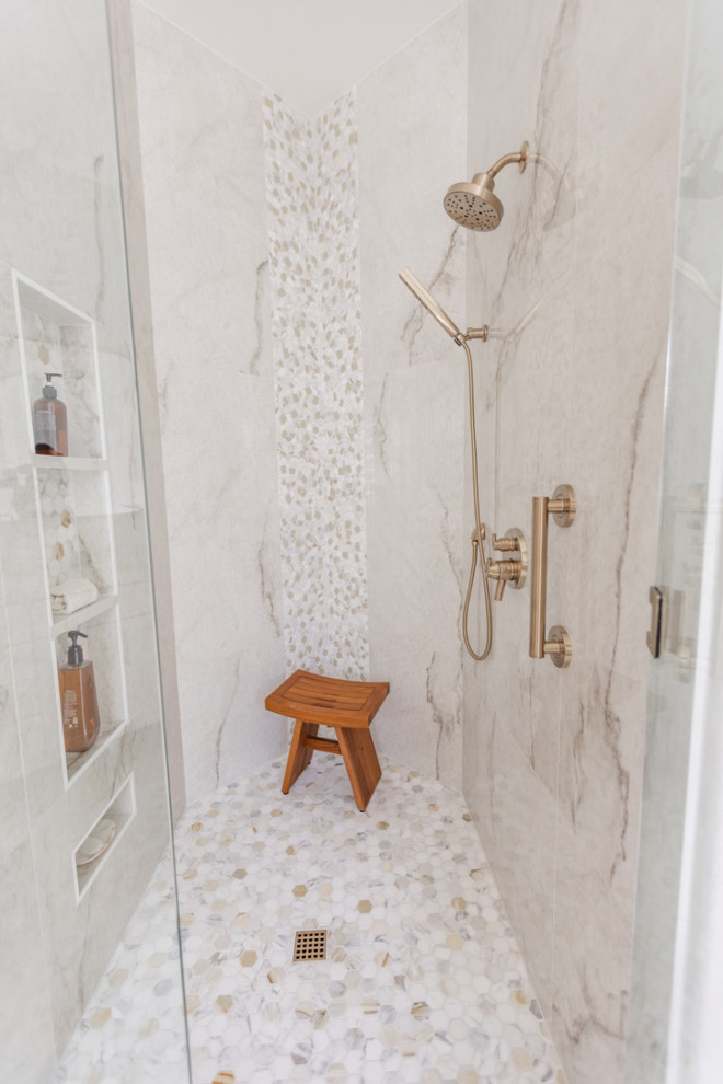 Inspiration för stora klassiska vitt en-suite badrum, med luckor med infälld panel, beige skåp, ett platsbyggt badkar, en dusch i en alkov, en toalettstol med hel cisternkåpa, beige kakel, porslinskakel, gröna väggar, klinkergolv i porslin, ett undermonterad handfat, bänkskiva i kvarts, beiget golv och dusch med gångjärnsdörr