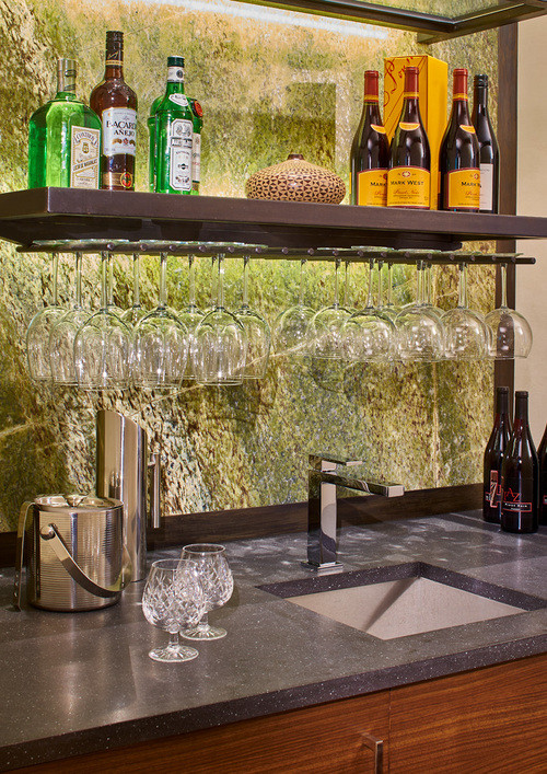 Modelo de bar en casa con fregadero de galera minimalista de tamaño medio con fregadero bajoencimera, armarios con paneles lisos y puertas de armario de madera oscura