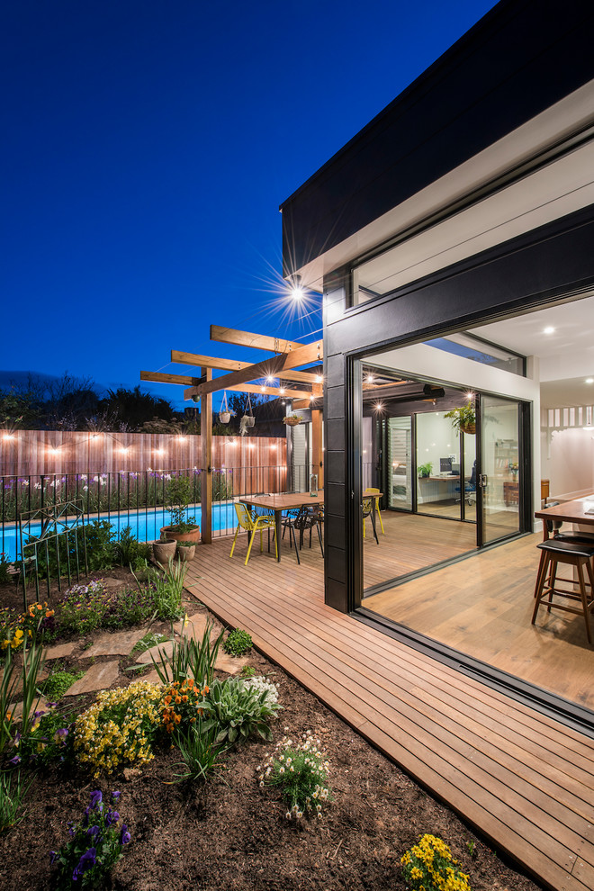 Photo of a contemporary deck in Adelaide.
