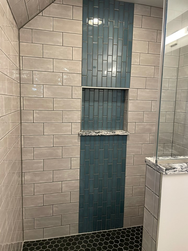 Стильный дизайн: ванная комната среднего размера с зелеными стенами, бетонным полом и черным полом - последний тренд
