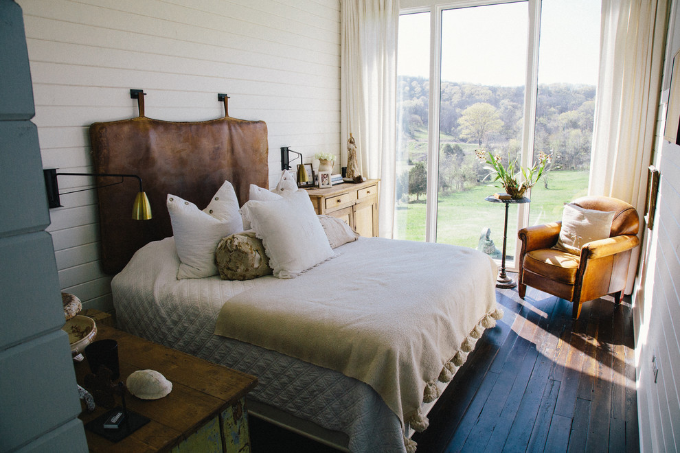 Example of a cottage bedroom design in Nashville