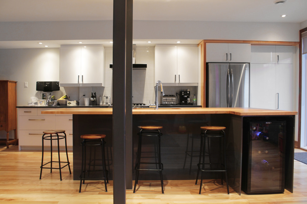 Photo of a contemporary kitchen in Montreal.