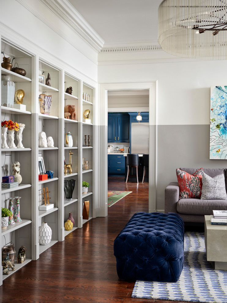 Imagen de sala de estar abierta clásica renovada de tamaño medio con paredes grises, suelo de madera en tonos medios, suelo marrón y casetón