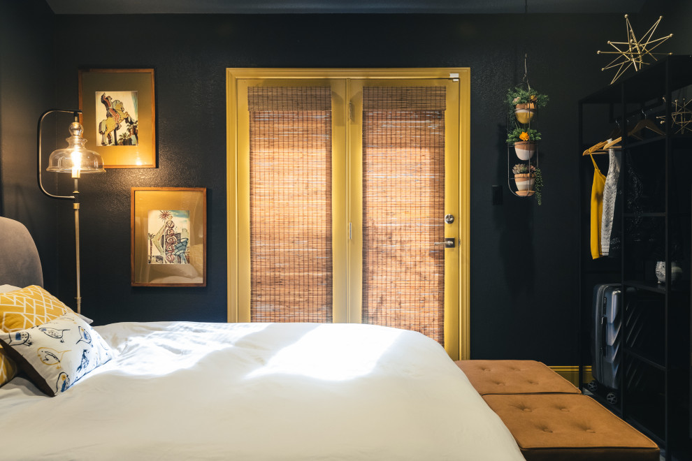 Foto de habitación de invitados ecléctica de tamaño medio con paredes negras, suelo de baldosas de porcelana, suelo gris y panelado
