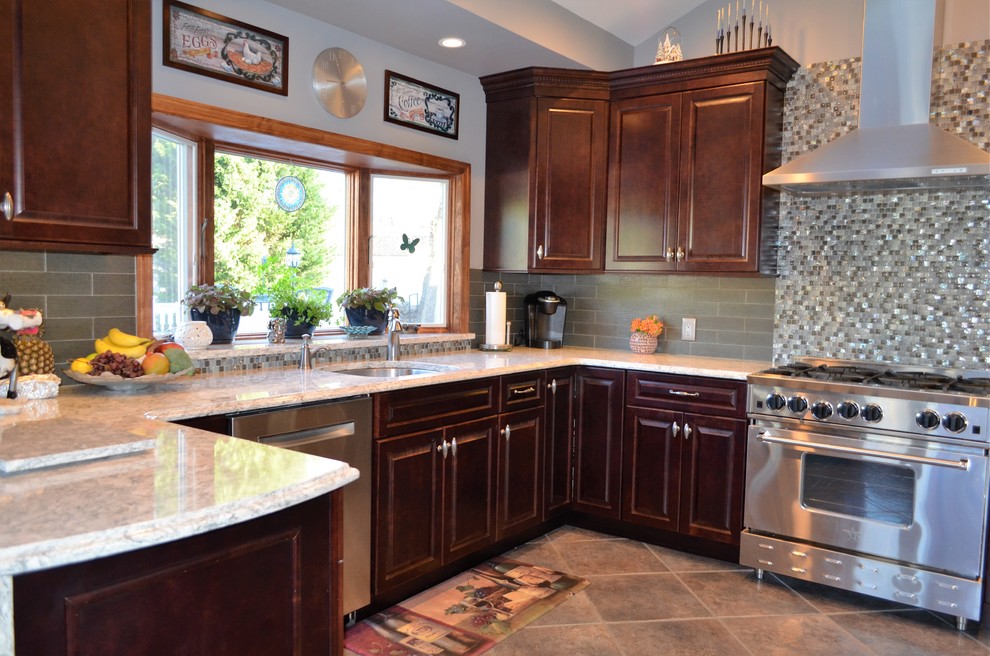 Kitchen - transitional kitchen idea in New York