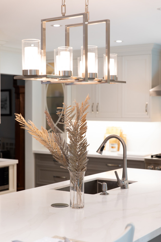 Transitional kitchen photo in Toronto