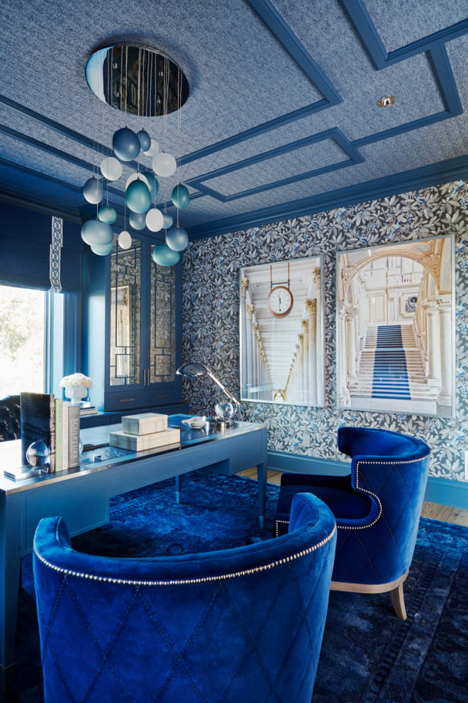 Diseño de despacho clásico renovado extra grande con paredes azules, suelo de madera clara, escritorio independiente, suelo marrón, casetón y papel pintado