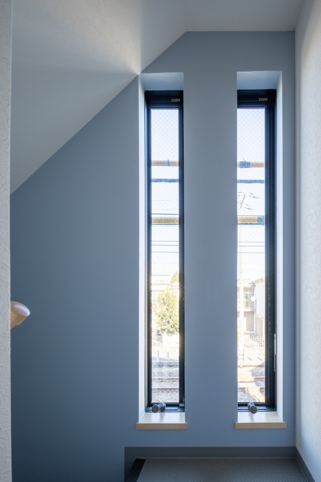 Пример оригинального дизайна: маленький коридор в стиле модернизм с синими стенами, полом из винила, серым полом, потолком с обоями и обоями на стенах для на участке и в саду
