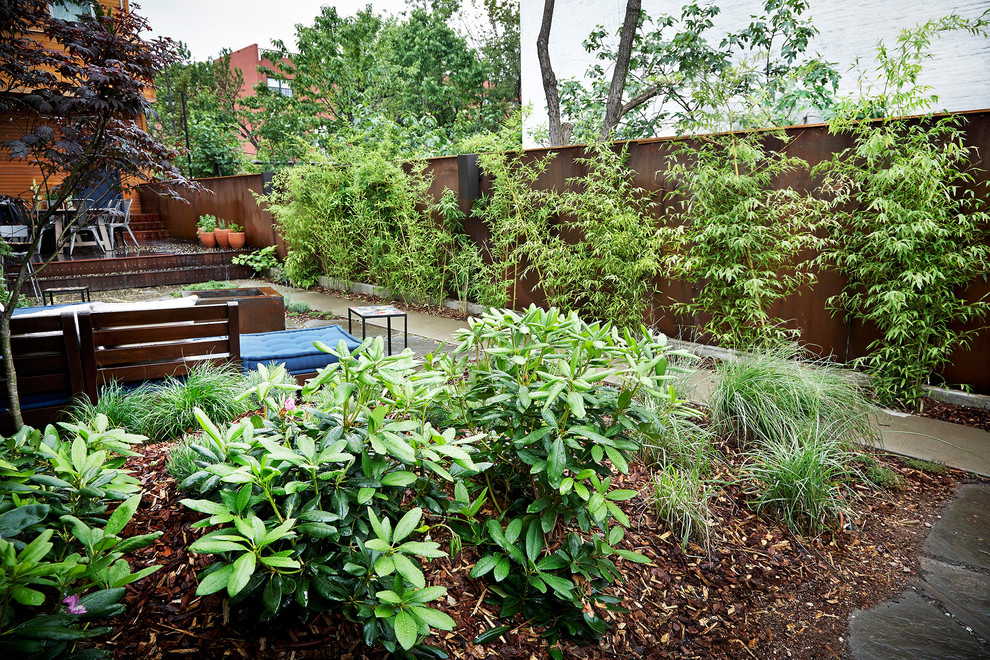 Design ideas for a small contemporary front yard garden for spring in New York with mulch.