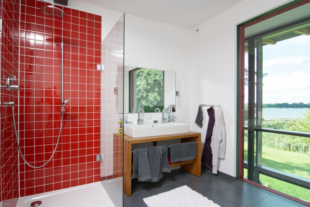 Foto di una grande stanza da bagno moderna con doccia aperta, piastrelle rosse, pareti bianche, lavabo a bacinella, pavimento grigio, doccia aperta, due lavabi e mobile bagno freestanding