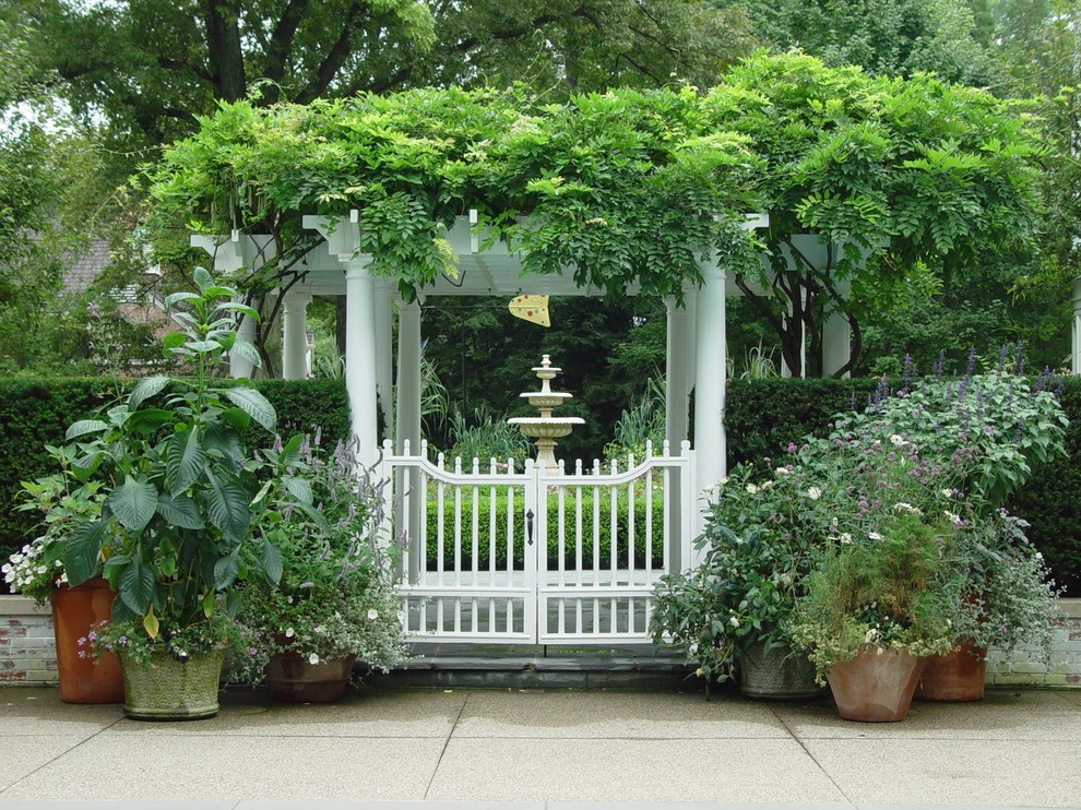 Photo of a traditional garden in Detroit.