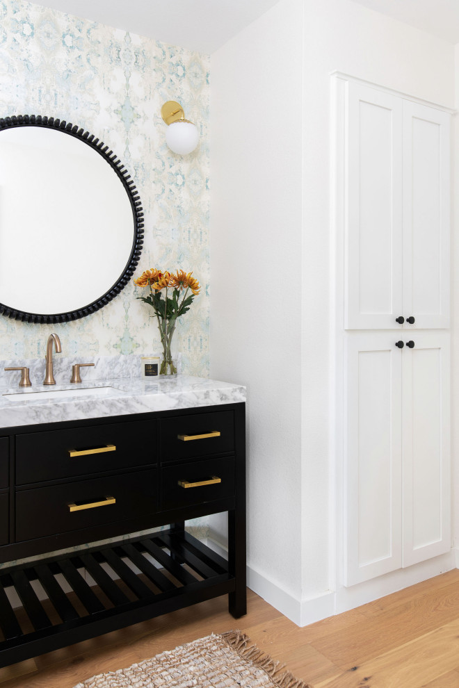Inredning av ett klassiskt litet vit vitt badrum med dusch, med släta luckor, svarta skåp, ett undermonterad handfat, marmorbänkskiva och brunt golv
