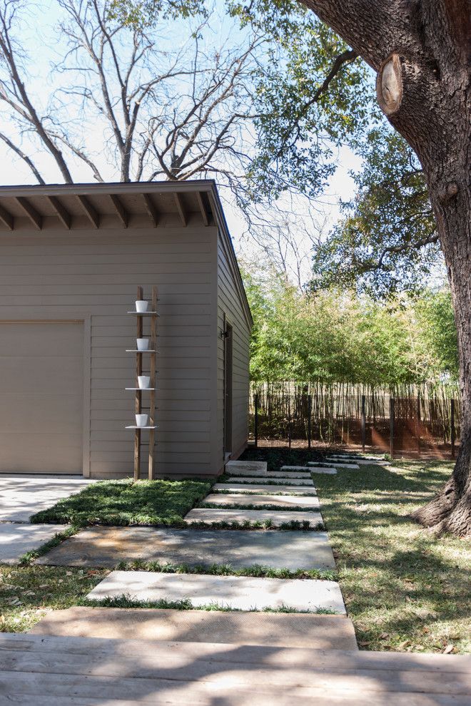Inspiration for a contemporary shed and granny flat in Dallas.