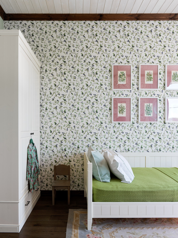 Foto de dormitorio infantil de 4 a 10 años clásico de tamaño medio con paredes blancas, suelo de madera oscura, suelo marrón, machihembrado y papel pintado