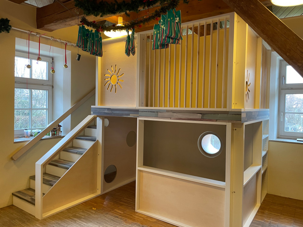 Стильный дизайн: нейтральная детская с игровой среднего размера в скандинавском стиле с белыми стенами, полом из ламината, разноцветным полом и сводчатым потолком для ребенка от 1 до 3 лет - последний тренд
