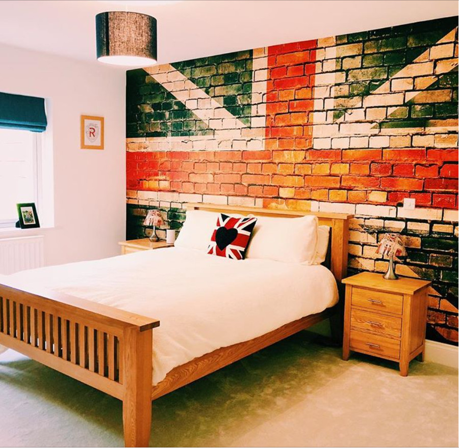 Idées déco pour une chambre parentale classique de taille moyenne avec un mur rouge et du papier peint.